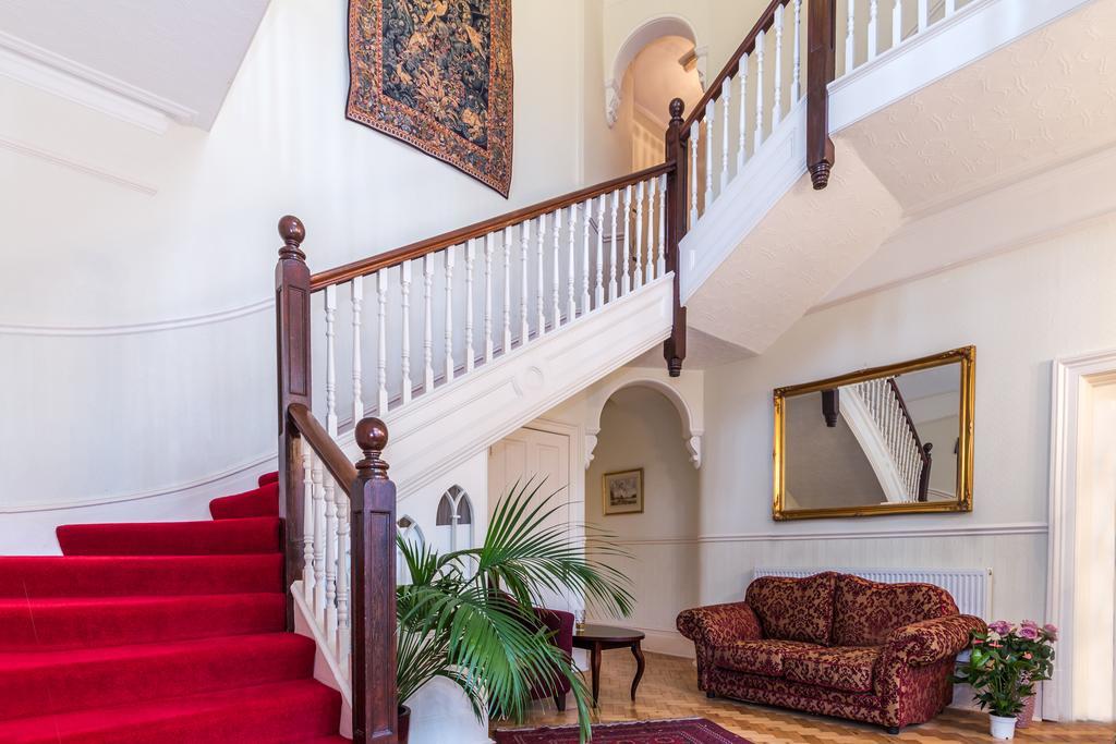 Villiers Lodge Surbiton Buitenkant foto