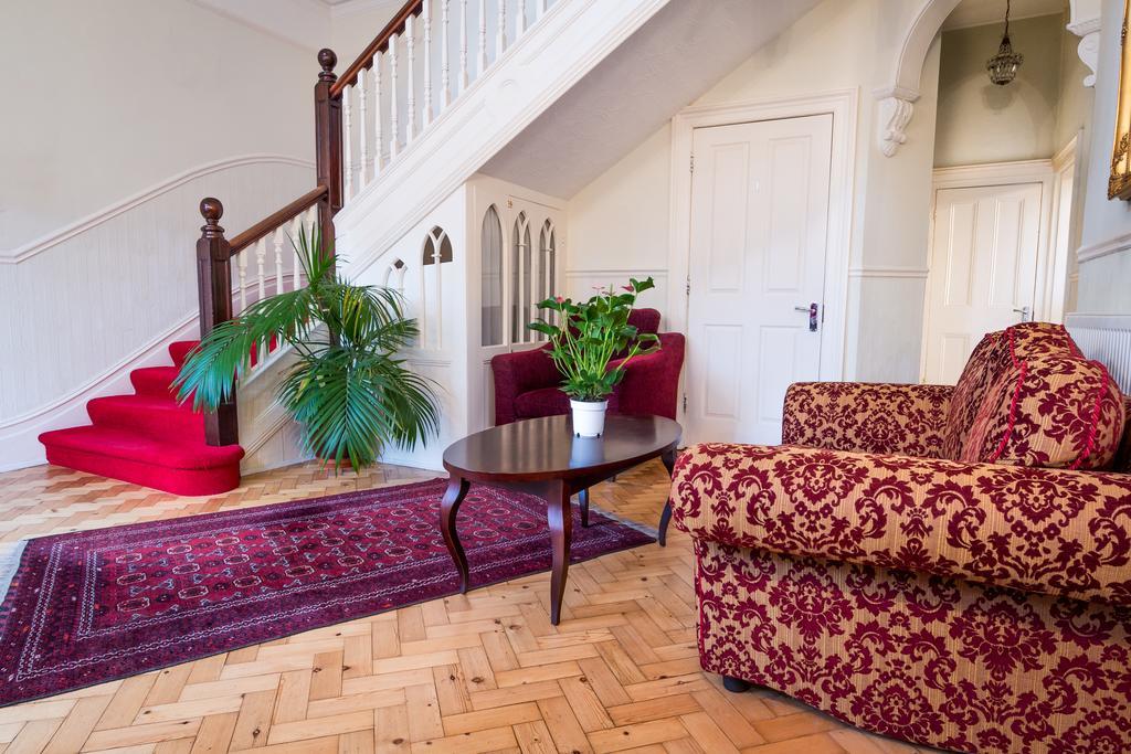 Villiers Lodge Surbiton Buitenkant foto