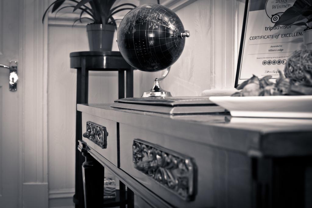 Villiers Lodge Surbiton Buitenkant foto