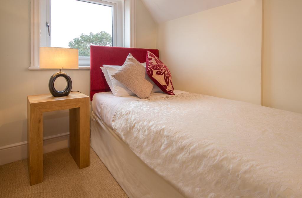Villiers Lodge Surbiton Buitenkant foto