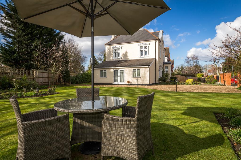 Villiers Lodge Surbiton Buitenkant foto